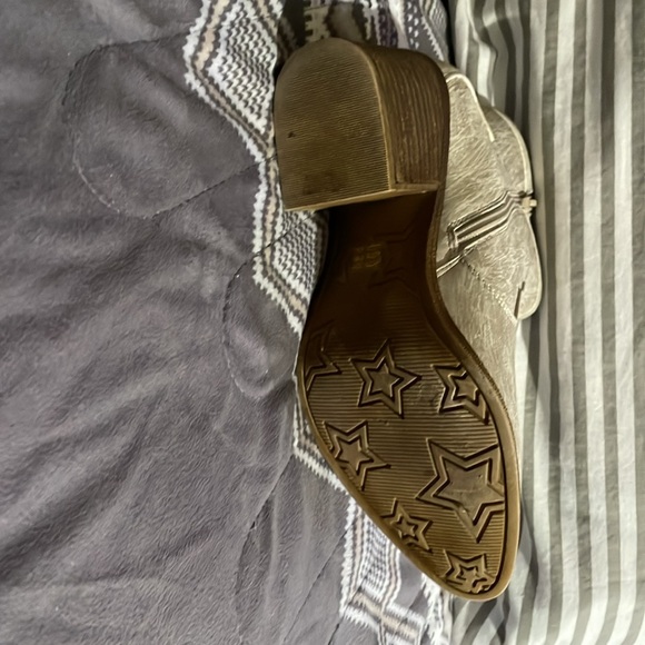 Dirty Laundry Cowgirl Boots, zipper, short, block heels. - Picture 4 of 13